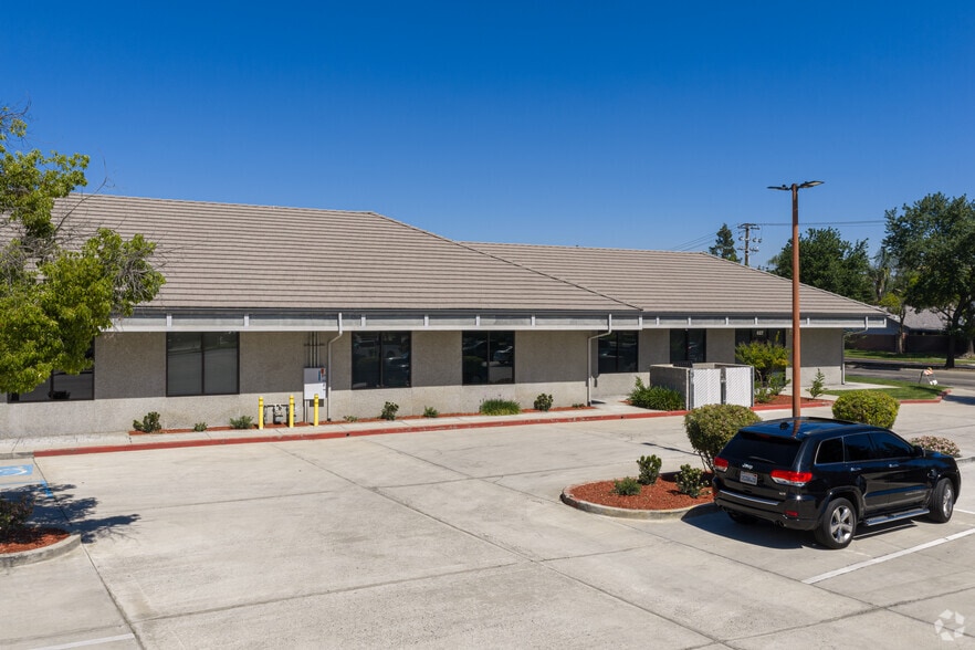 625-627 N Akers St, Visalia, CA for lease - Building Photo - Image 3 of 5