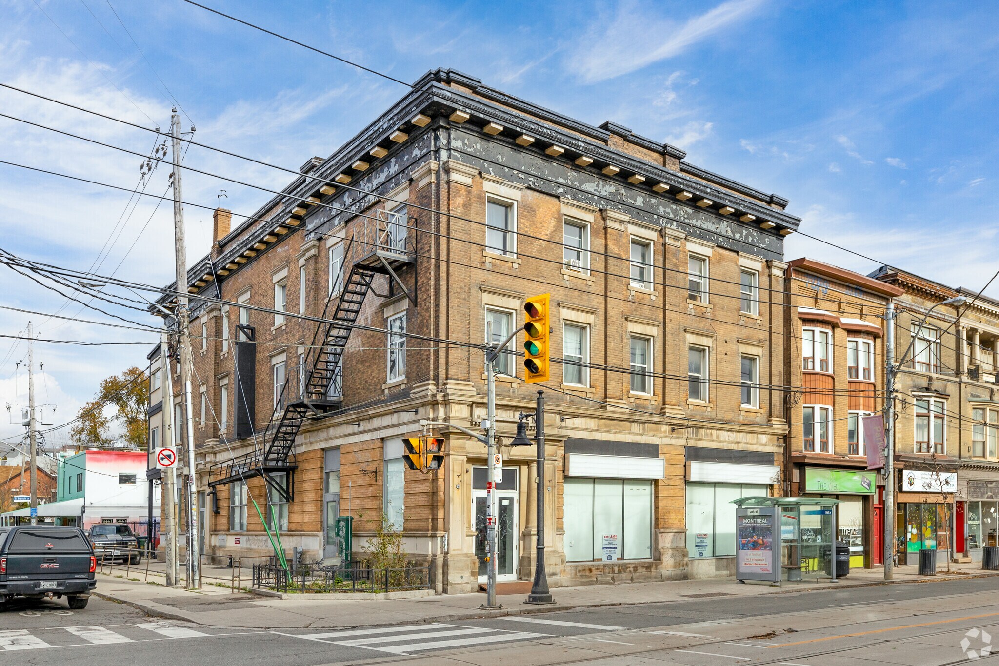 1346 Queen St W, Toronto, ON à vendre Photo du bâtiment- Image 1 de 1