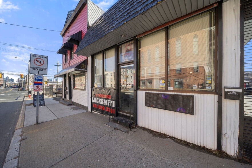 705 Grand St, Jersey City, NJ à vendre - Photo principale - Image 1 de 1