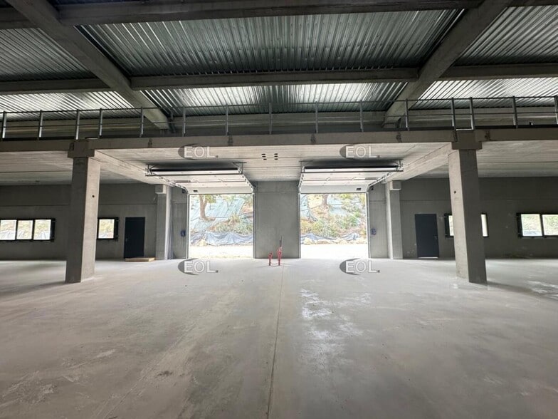 Flex in La Ciotat for lease - Interior Photo - Image 2 of 8