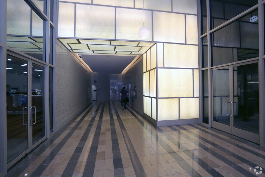 201 Santa Monica Blvd, Santa Monica, CA à louer - Hall d’entrée - Image 3 de 34