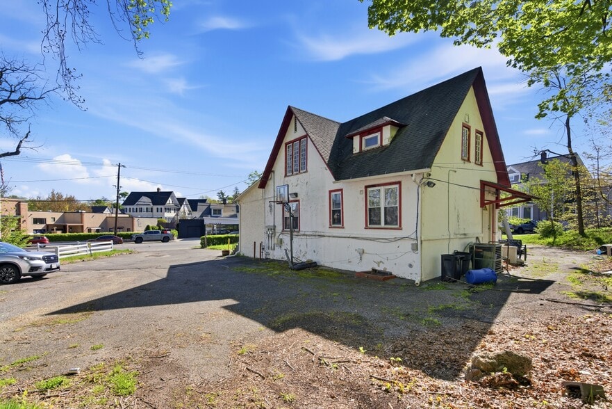 431 New York Ave, Huntington, NY for sale - Building Photo - Image 2 of 7