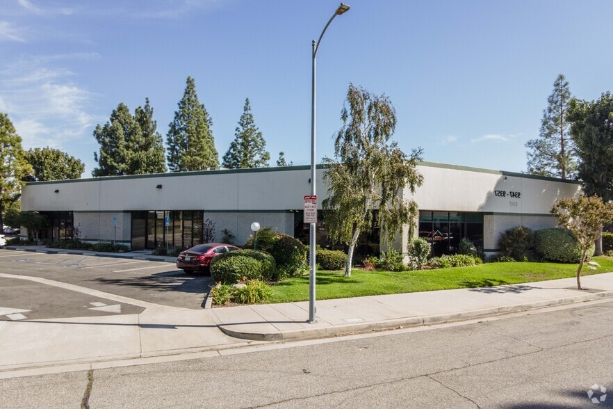 9347-9357 Eton Ave, Chatsworth, CA à vendre - Photo du bâtiment - Image 2 de 6