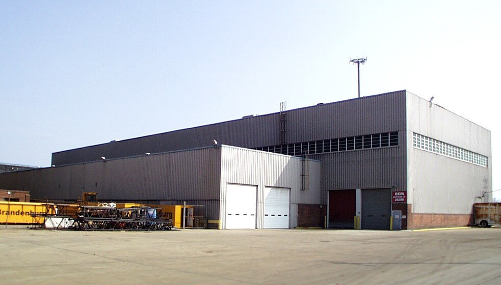 20200 Mount Elliott Rd, Detroit, MI à vendre - Photo du bâtiment - Image 2 de 8