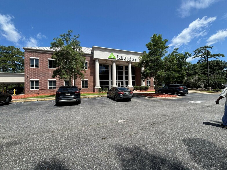 2000 Capital Cir NE, Tallahassee, FL à louer - Photo du bâtiment - Image 3 de 4