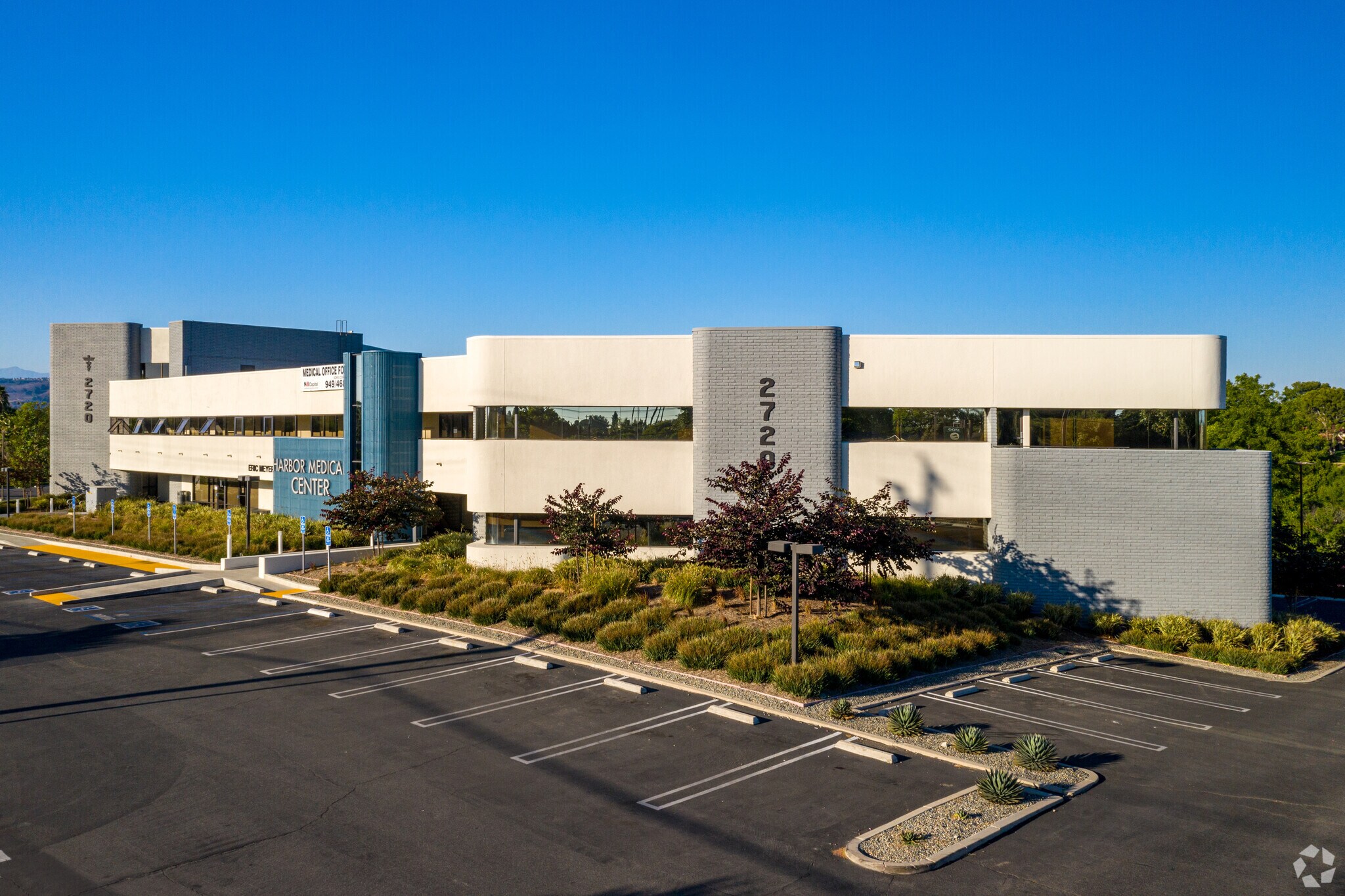 2720 N Harbor Blvd, Fullerton, CA à louer Photo du bâtiment- Image 1 de 5