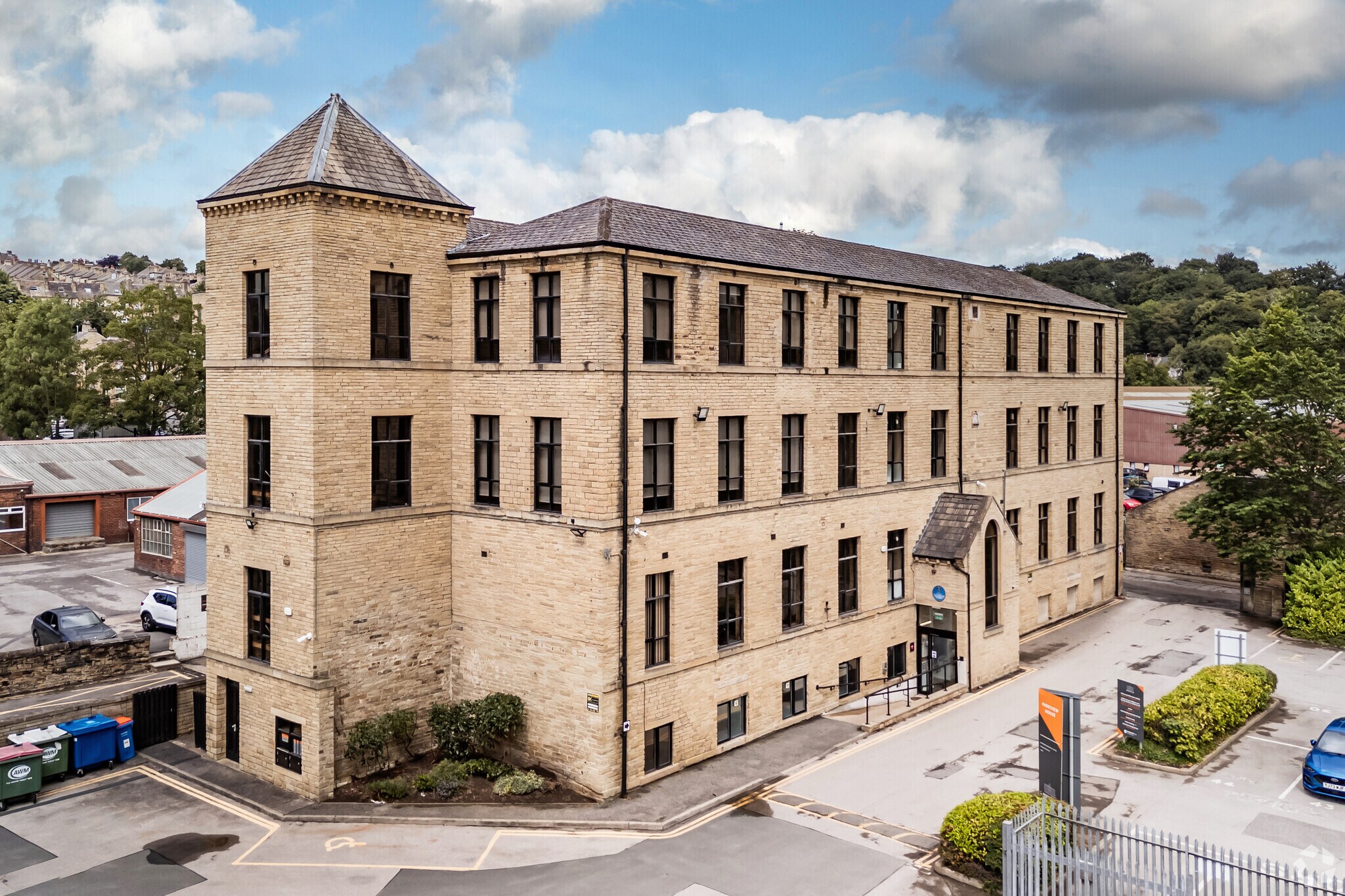 Woodvale Rd, Brighouse à louer Photo du bâtiment- Image 1 de 10
