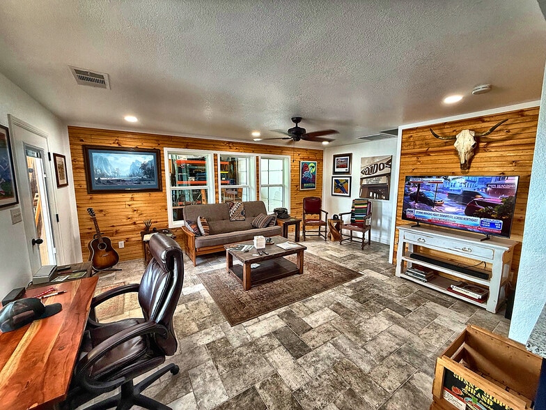 537 Aviator Dr, Fort Worth, TX for sale - Interior Photo - Image 2 of 17
