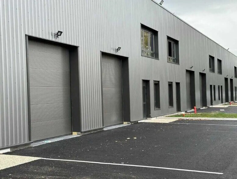 225 Avenue Des Marronniers, Bourgoin-Jallieu à vendre - Photo du bâtiment - Image 3 de 14