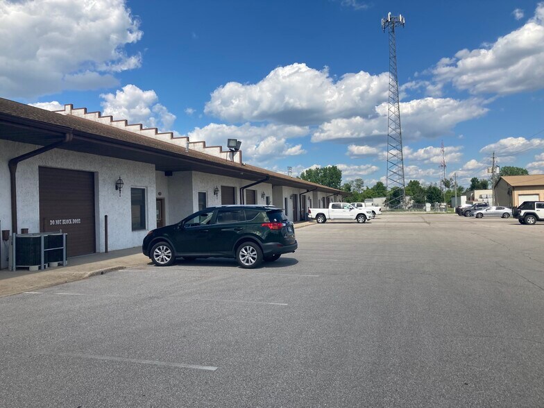 8203-8295 Indy Ct, Indianapolis, IN à louer - Photo du bâtiment - Image 1 de 7