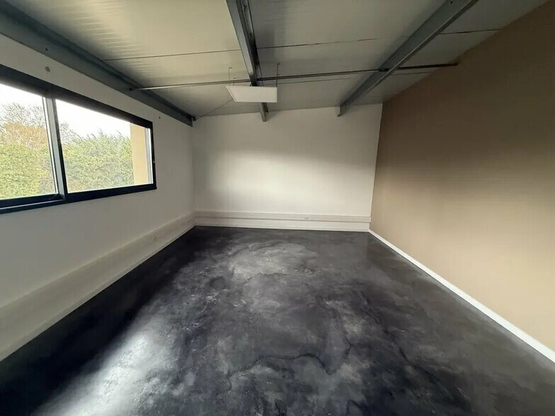 Office in Le Thor for lease - Interior Photo - Image 2 of 5