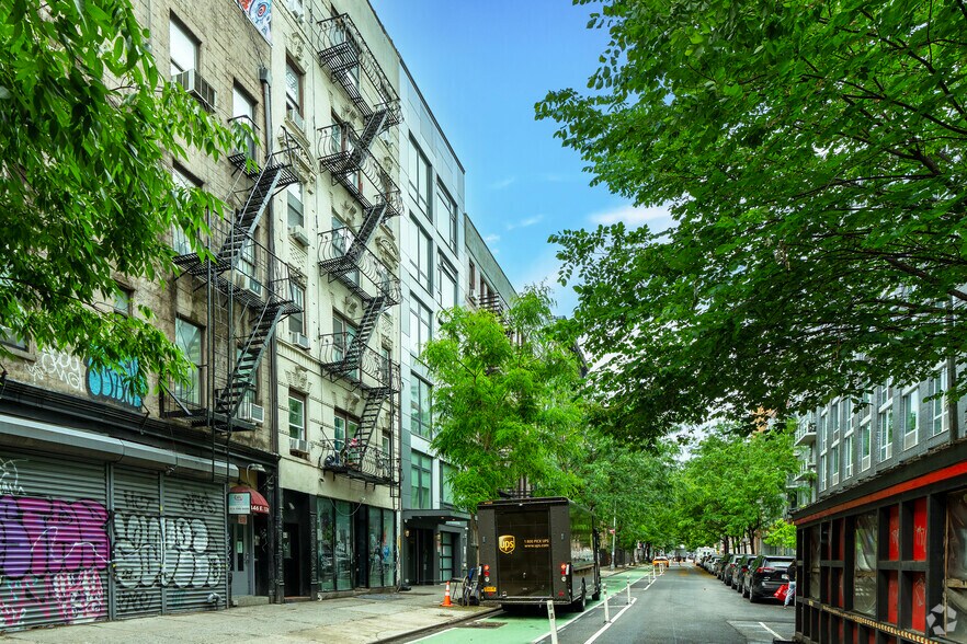 442 E 13th St, New York, NY à vendre - Photo du bâtiment - Image 2 de 6