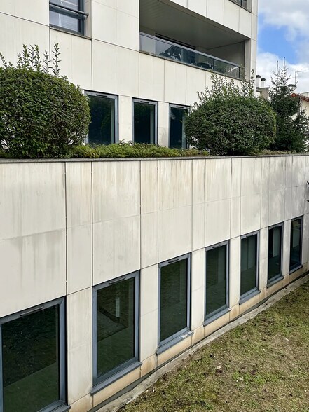 52 Rue Du Capitaine Guynemer, Courbevoie for sale - Building Photo - Image 1 of 17