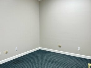 500 Sun Valley Dr, Roswell, GA for sale Interior Photo- Image 2 of 16