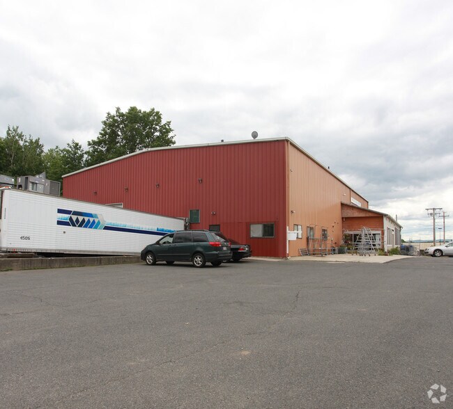 10 S Maple St, Hadley, MA à vendre - Photo du bâtiment - Image 2 de 17