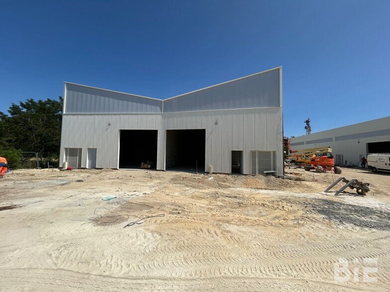 Flex in Carbon-Blanc for sale - Building Photo - Image 2 of 10
