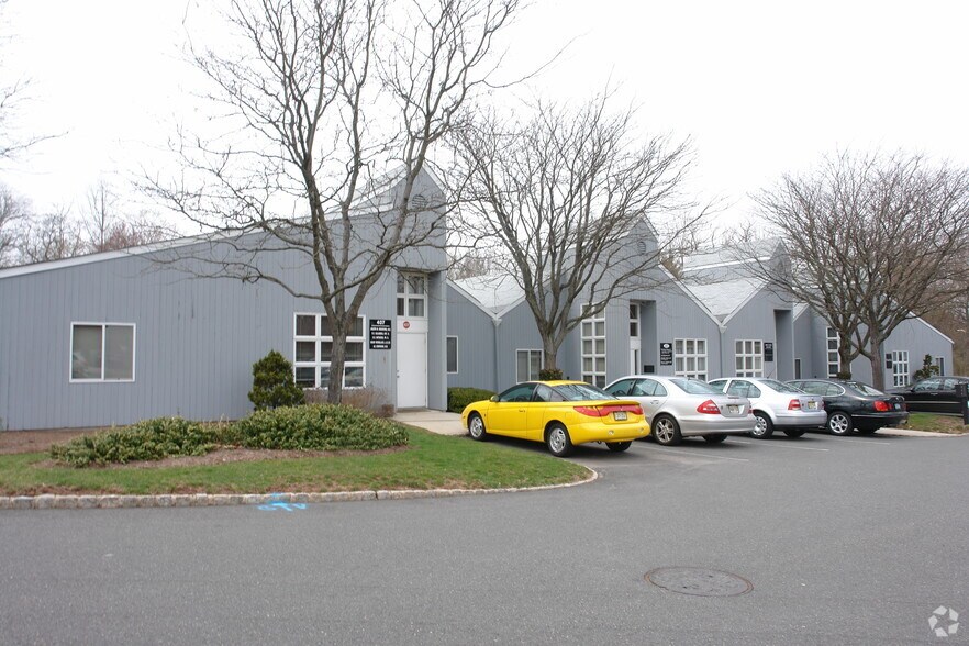 501 Omni Dr, Hillsborough, NJ à vendre - Photo du bâtiment - Image 3 de 4