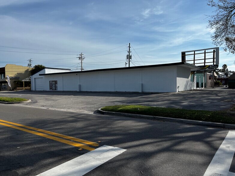 6631-6633 Gateway Ave, Sarasota, FL à louer - Photo du bâtiment - Image 3 de 16