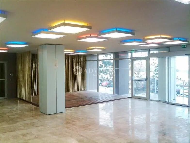 Office in Rungis for lease - Building Photo - Image 3 of 4