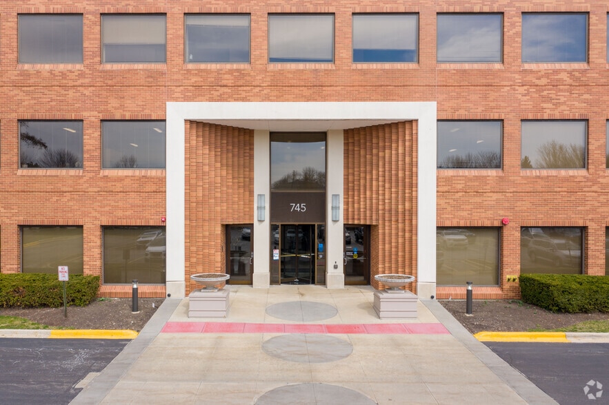 745 Mcclintock Dr, Burr Ridge, IL for sale - Building Photo - Image 2 of 8