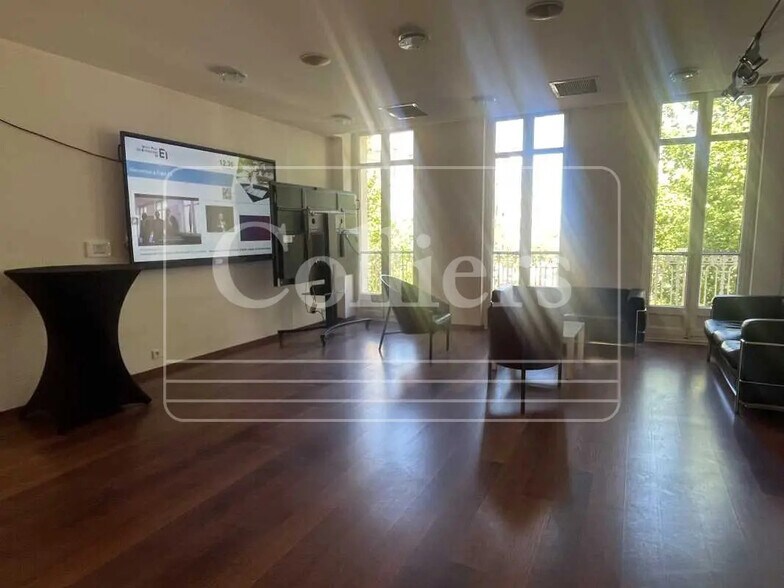 Office in Marseille for lease - Building Photo - Image 1 of 11