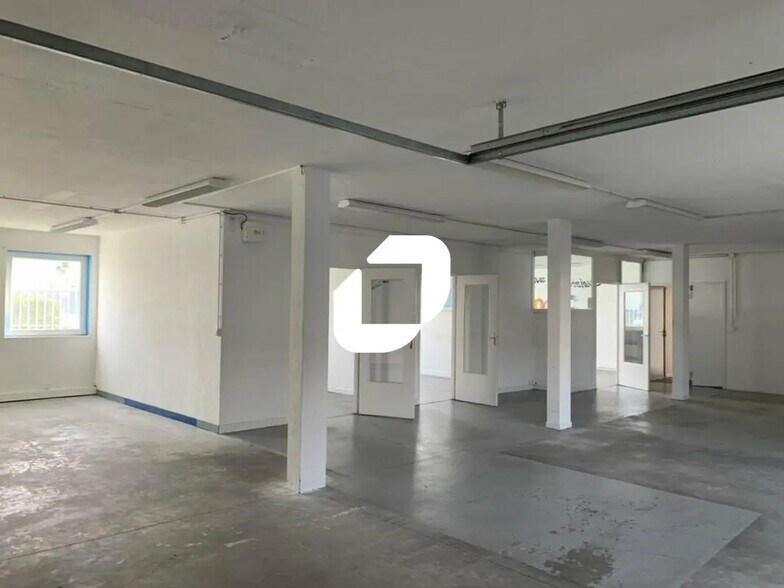 Office in Grenoble for lease - Interior Photo - Image 3 of 12