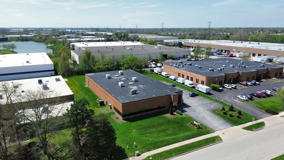 2768 Golfview Dr, Naperville, IL à vendre - Photo du bâtiment - Image 2 de 5