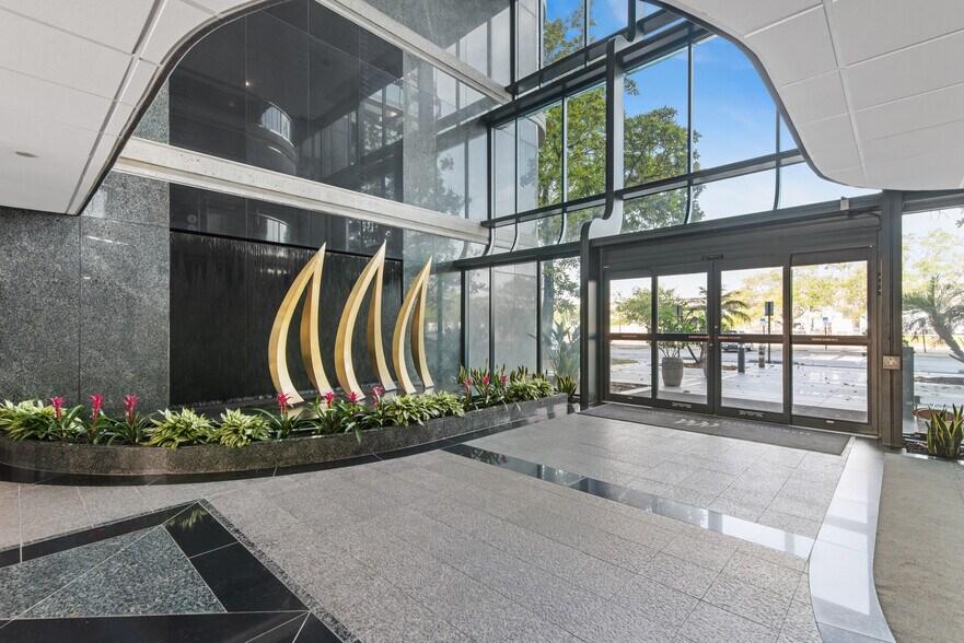 18167 US Highway 19 N, Clearwater, FL à louer - Hall d’entrée - Image 3 de 9