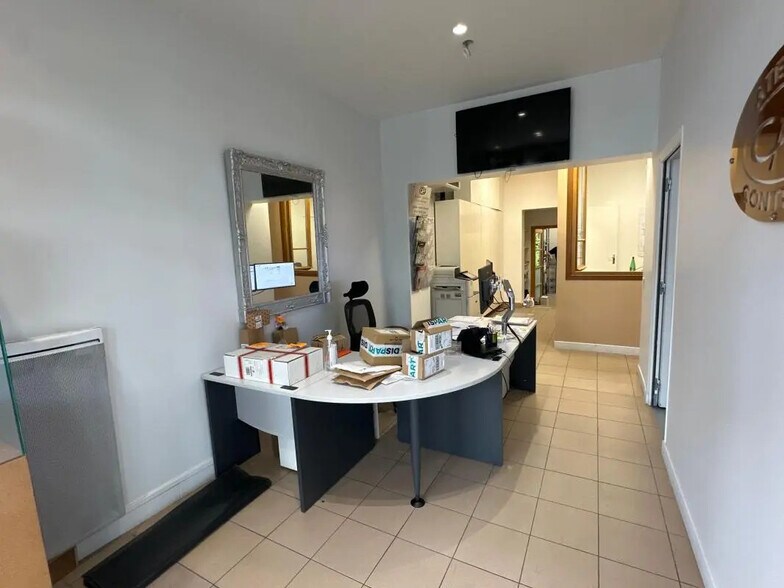 Retail in Maisons-Alfort for lease - Interior Photo - Image 2 of 6
