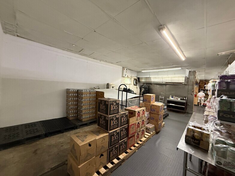 Liquor, Restaurant biz, 2 buildings portefeuille de 2 propriétés à vendre sur LoopNet.ca - Photo du bâtiment - Image 3 de 21