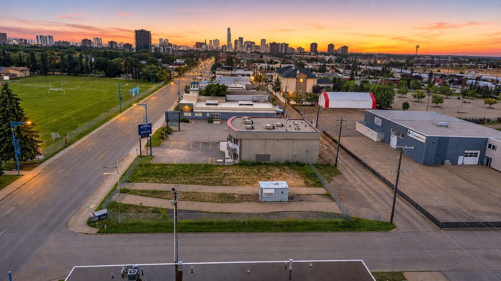 7303 104th St NW, Edmonton, AB à vendre - Photo du bâtiment - Image 2 de 15