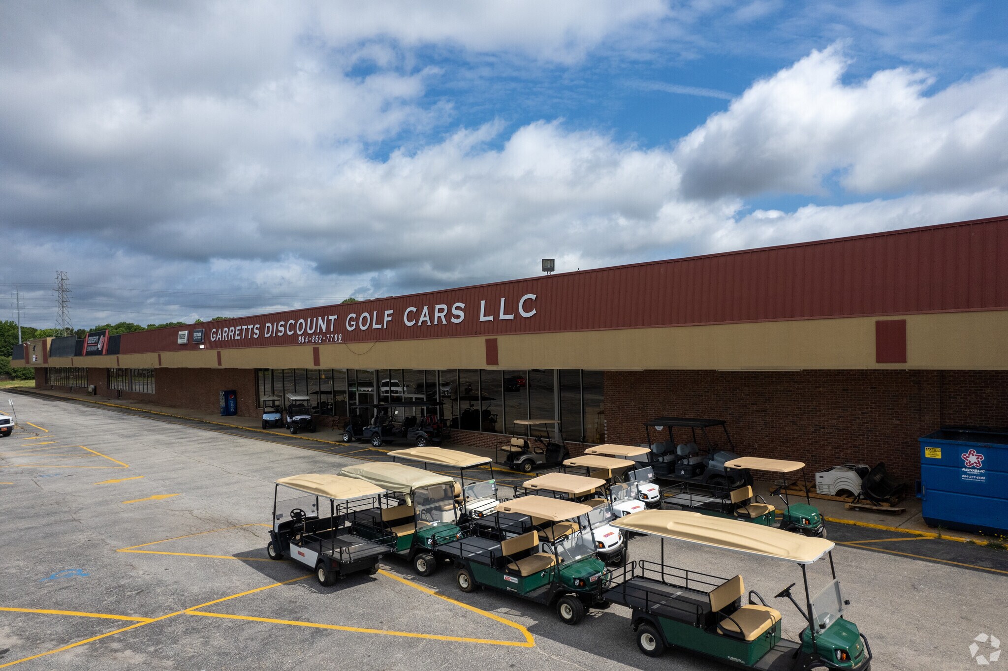 604 N Woods Dr, Fountain Inn, SC à vendre Photo du bâtiment- Image 1 de 1