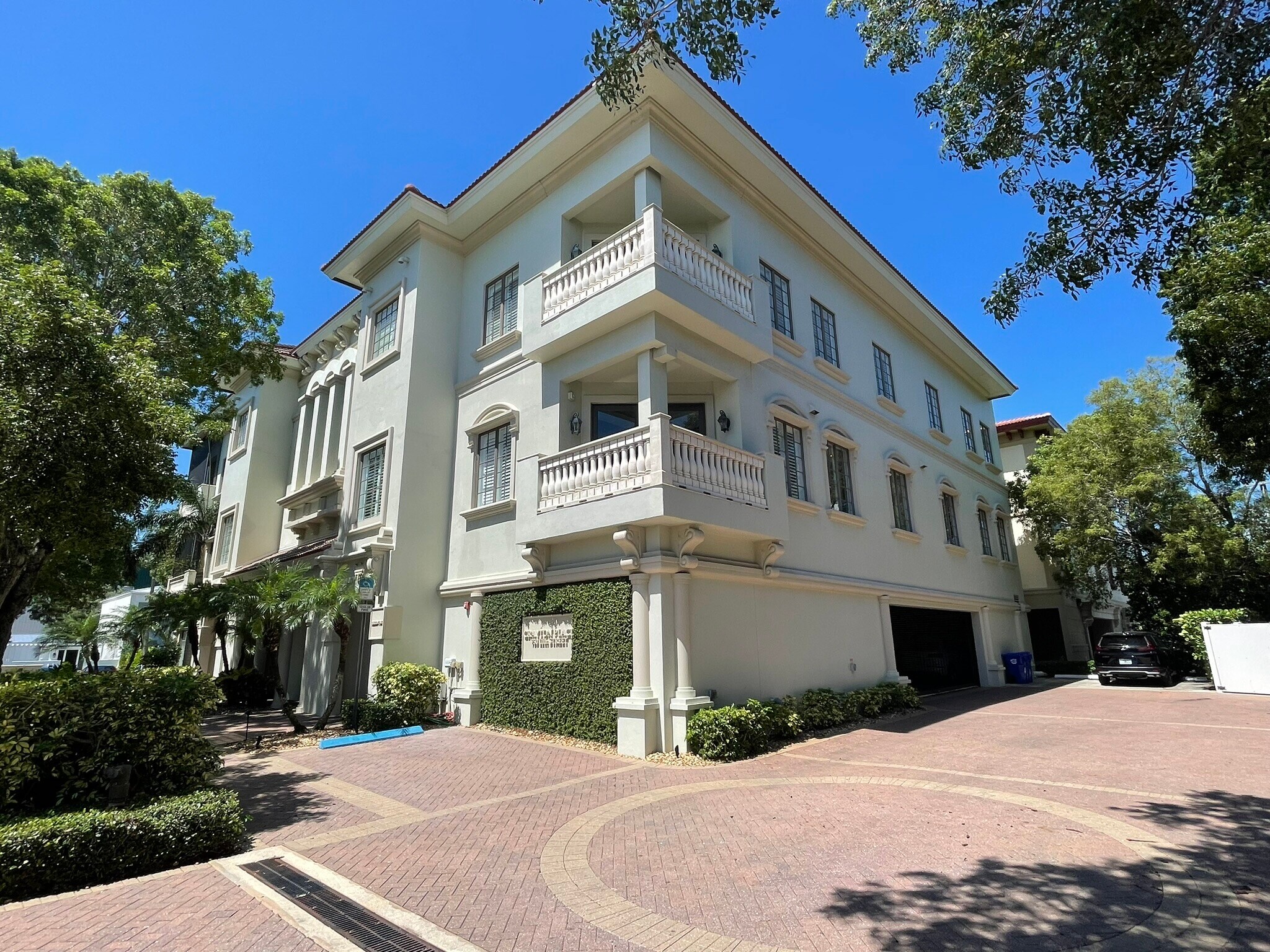 750 11th St S, Naples, FL à vendre Photo du bâtiment- Image 1 de 4