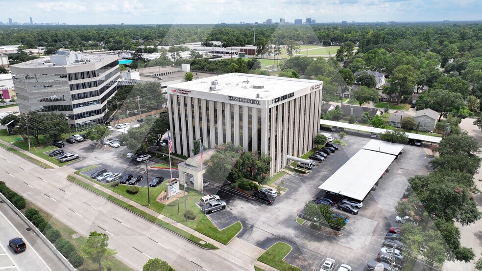 11511 Katy Fwy, Houston, TX à louer - Photo du bâtiment - Image 3 de 17