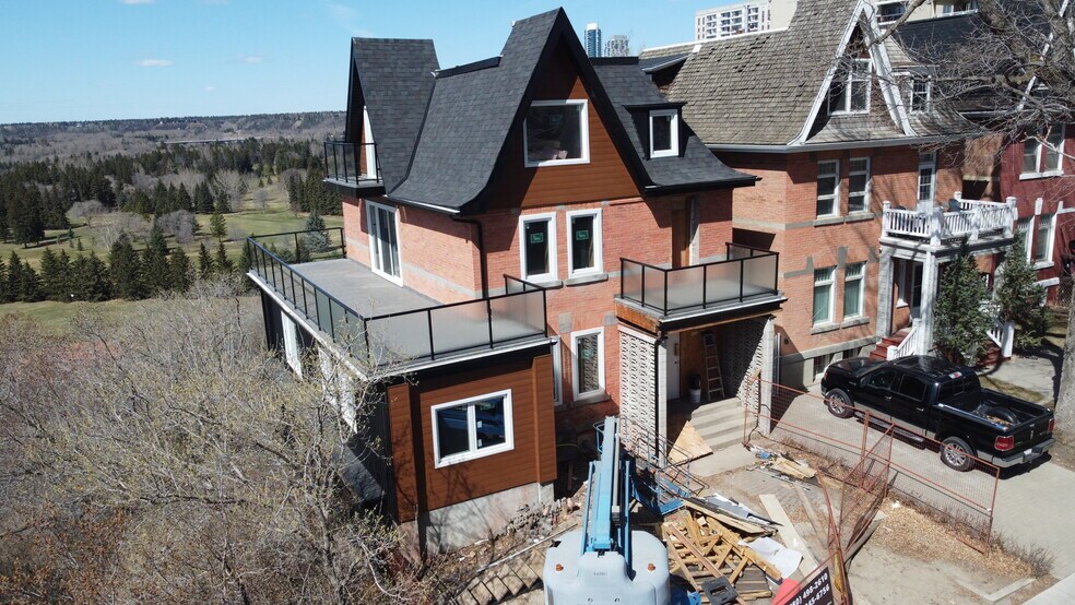 9712 111 St NW, Edmonton, AB à vendre - Photo du bâtiment - Image 2 de 8