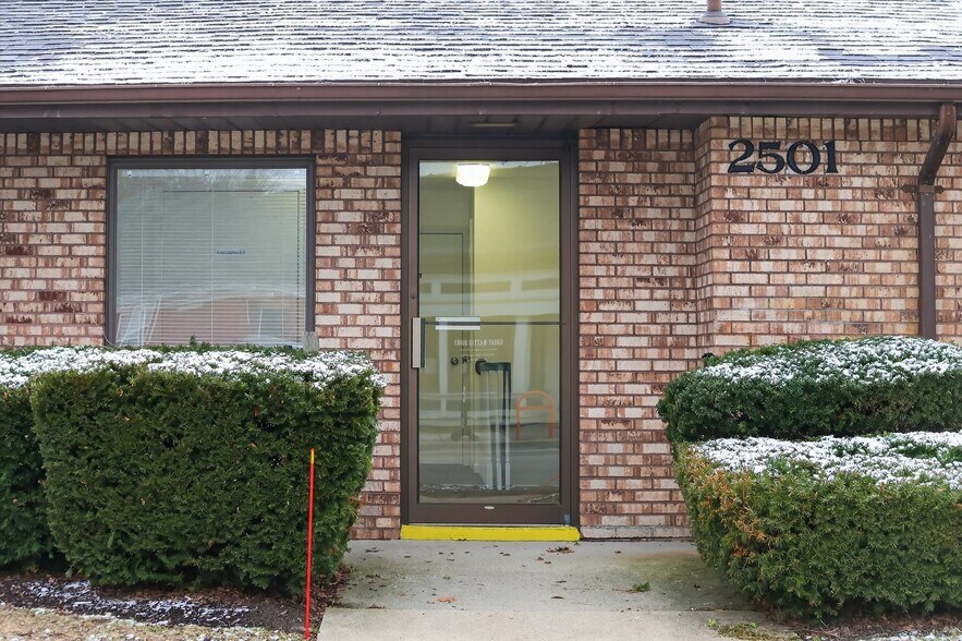2501 Plainfield Ave NE, Grand Rapids, MI à louer - Photo du bâtiment - Image 2 de 18