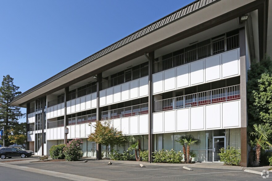 4270 N Blackstone Ave, Fresno, CA à vendre - Photo du bâtiment - Image 3 de 28