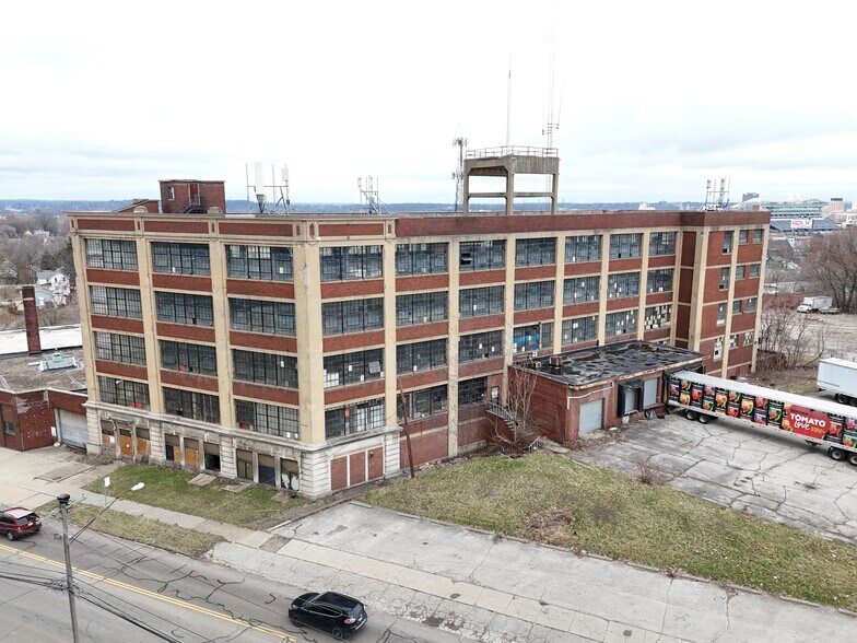 711 Johnston St, Akron, OH à vendre - Photo du bâtiment - Image 3 de 18