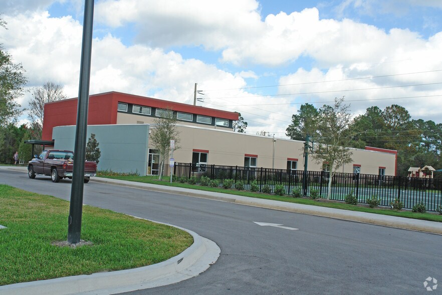 210 Commerce Lake Dr, Saint Augustine, FL à louer - Photo du bâtiment - Image 2 de 29