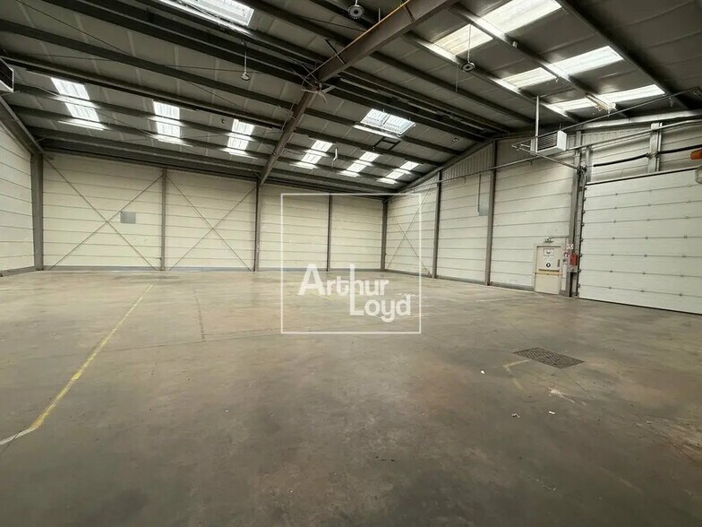 Flex in Souppes-sur-Loing for lease - Interior Photo - Image 3 of 6