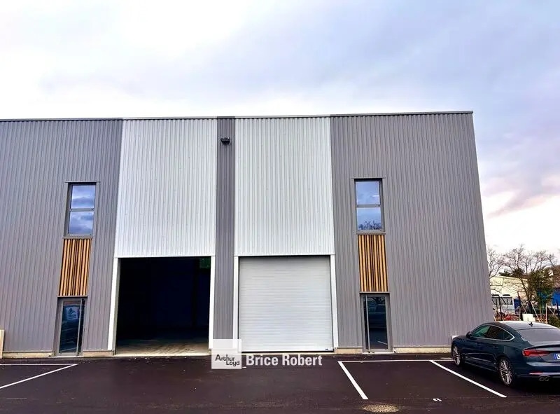 Office in Saint-Genis-Laval for lease Building Photo- Image 1 of 6