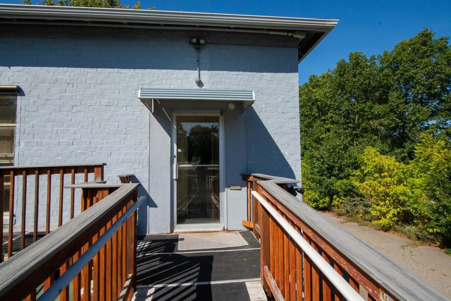 67 Lincoln St, Essex Junction, VT à louer - Photo du bâtiment - Image 3 de 6