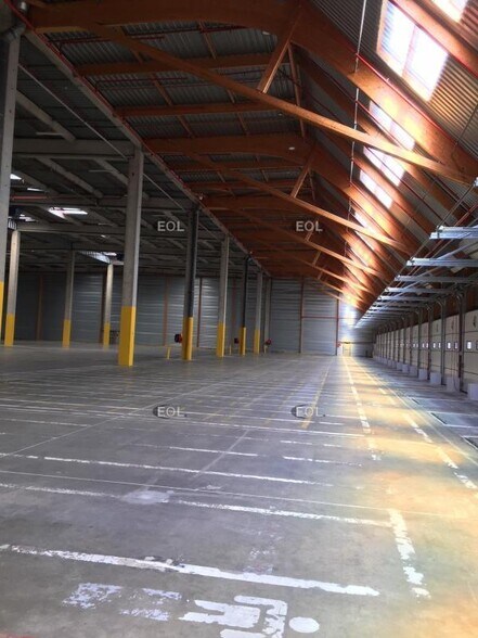 Industrial in Émerainville for lease - Building Photo - Image 3 of 3