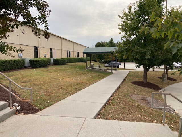 3429 Regal Dr, Alcoa, TN à louer - Photo du bâtiment - Image 3 de 21