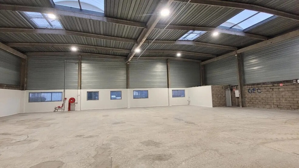 Flex in Le Petit-Quevilly for lease - Building Photo - Image 3 of 8