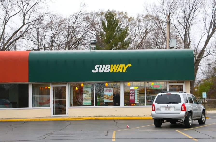 10940-10950 W Capitol Dr, Wauwatosa, WI for lease - Building Photo - Image 2 of 8