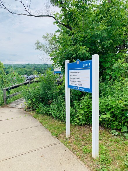 1 Oxford Xing, New Hartford, NY à louer - Photo du bâtiment - Image 3 de 13