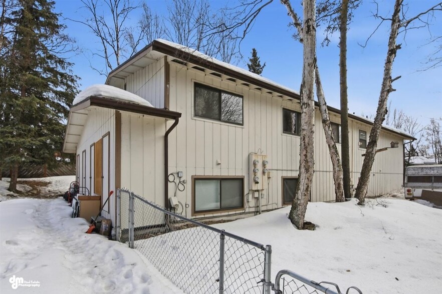 12521 Tanada Loop, Anchorage, AK à vendre - Photo du bâtiment - Image 3 de 44