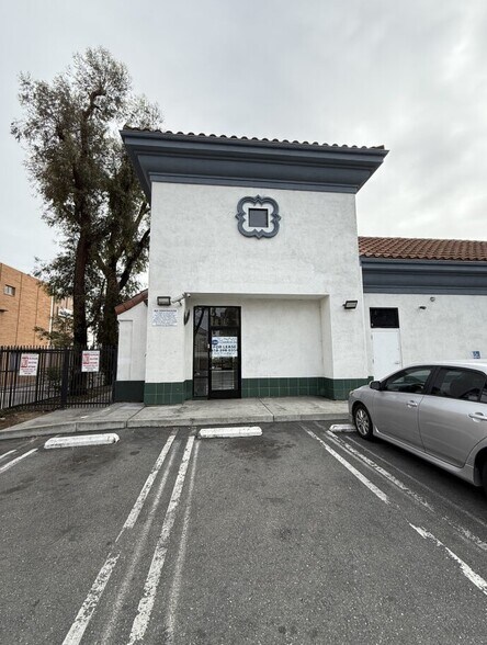 560 W 19th St, Costa Mesa, CA à louer - Photo du bâtiment - Image 3 de 8