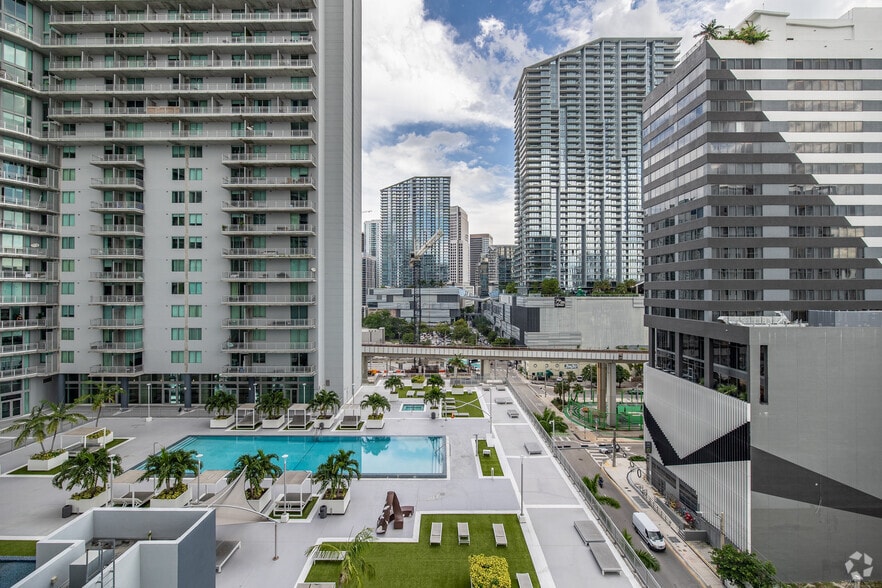175 SW 7th St, Miami, FL for lease - Interior Photo - Image 3 of 29